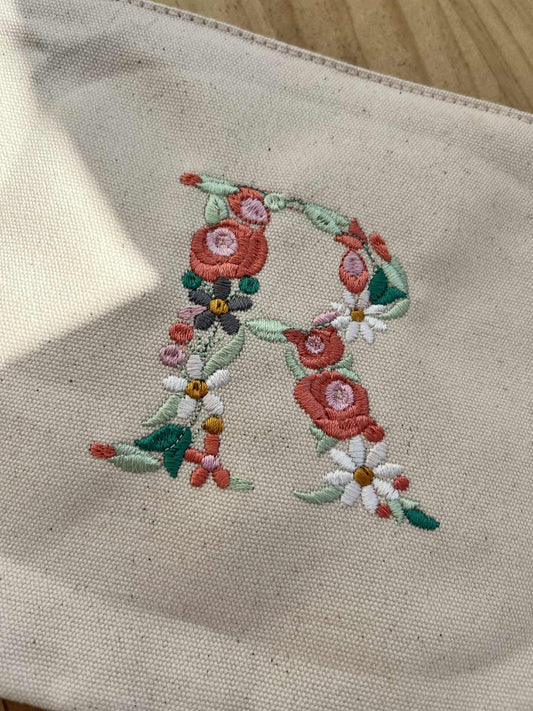 Geborduurde toilettas in Canvas – Jouw Bloemenletter