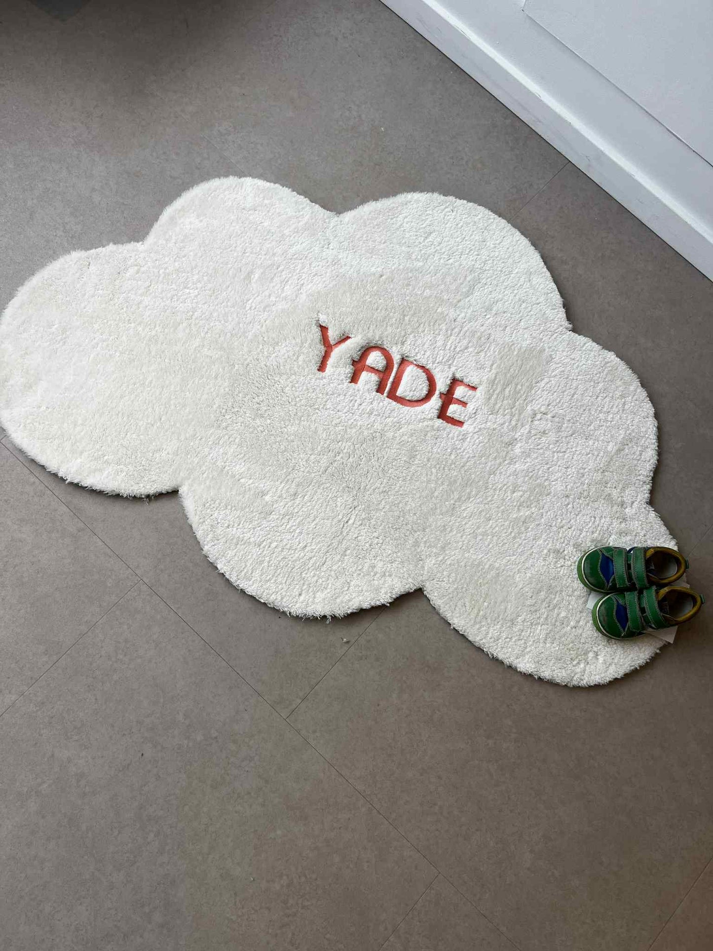 Gepersonaliseerd tapijt met naam geborduurd