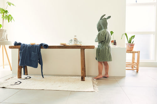 Gepersonaliseerde kinderbadjas met geborduurde naam.