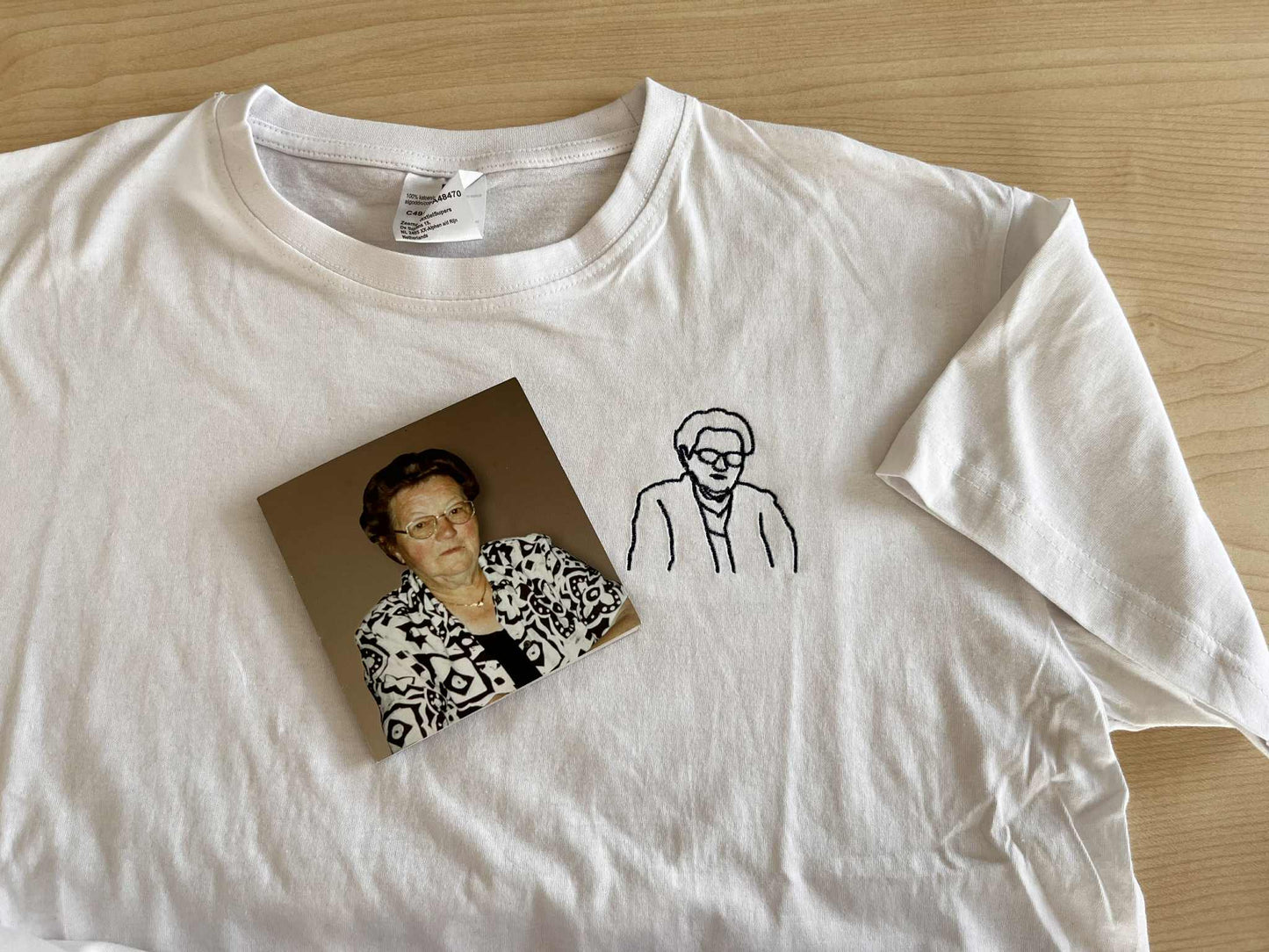 Gepersonaliseerd unisex T-shirt met borduurwerk op linker borst