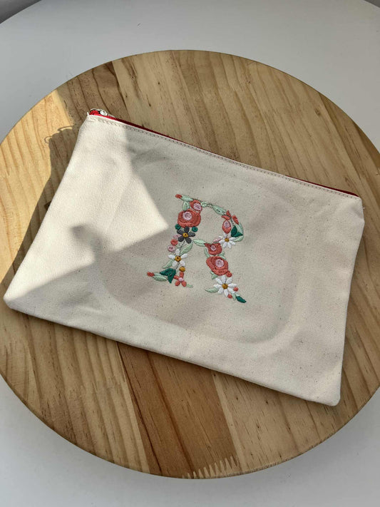 Geborduurde toilettas in Canvas – Jouw Bloemenletter