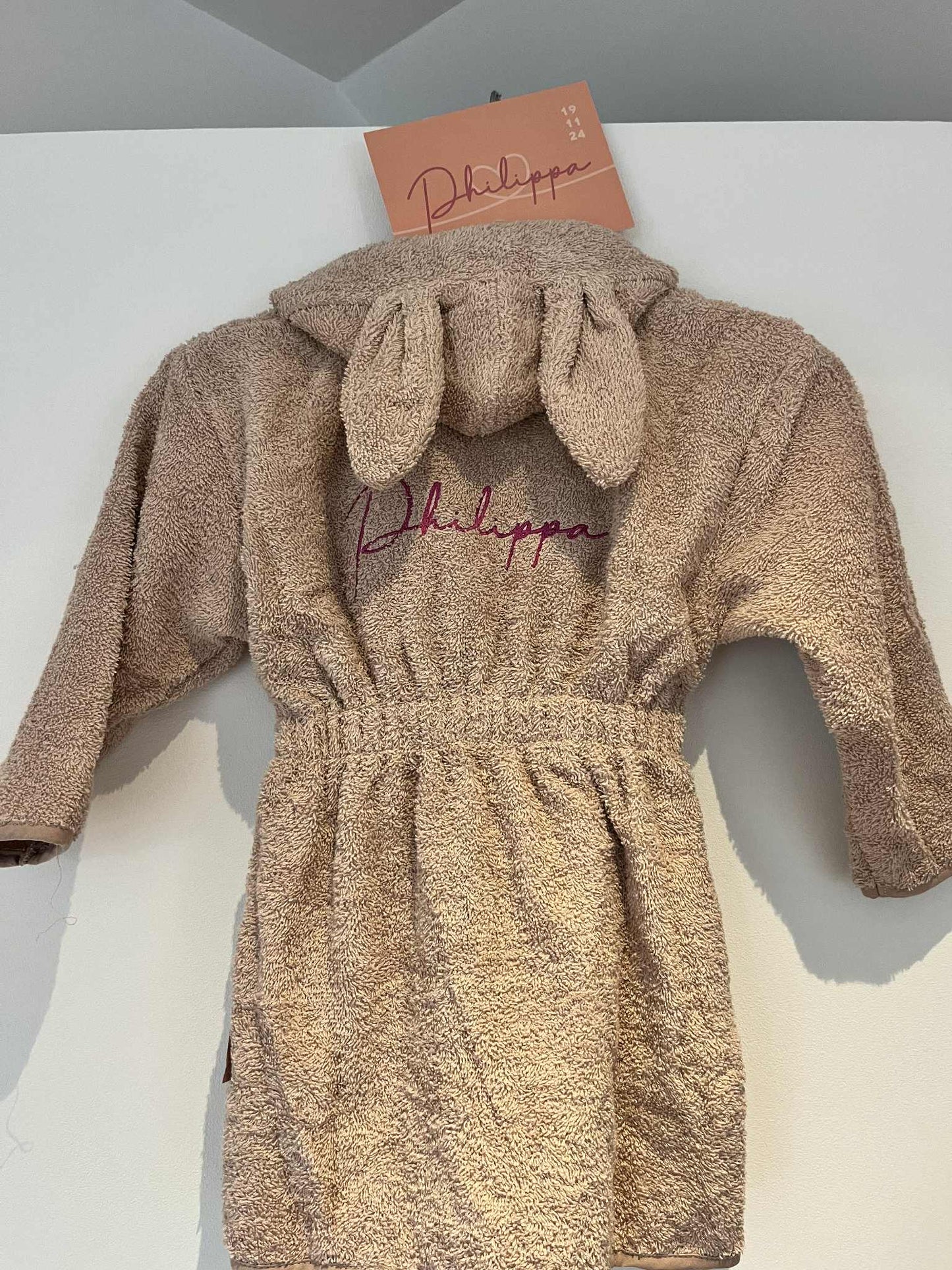 Gepersonaliseerde kinderbadjas met geborduurde naam.