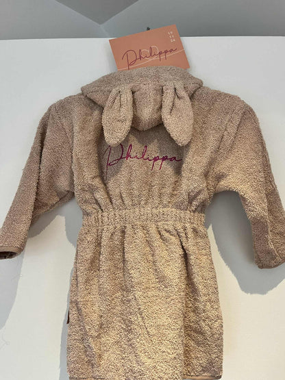 Gepersonaliseerde kinderbadjas met geborduurde naam.