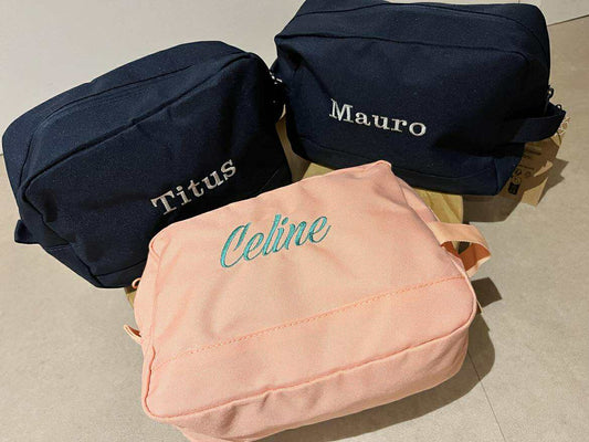 Gepersonaliseerde toilettas geborduurd met naam of lijntekening