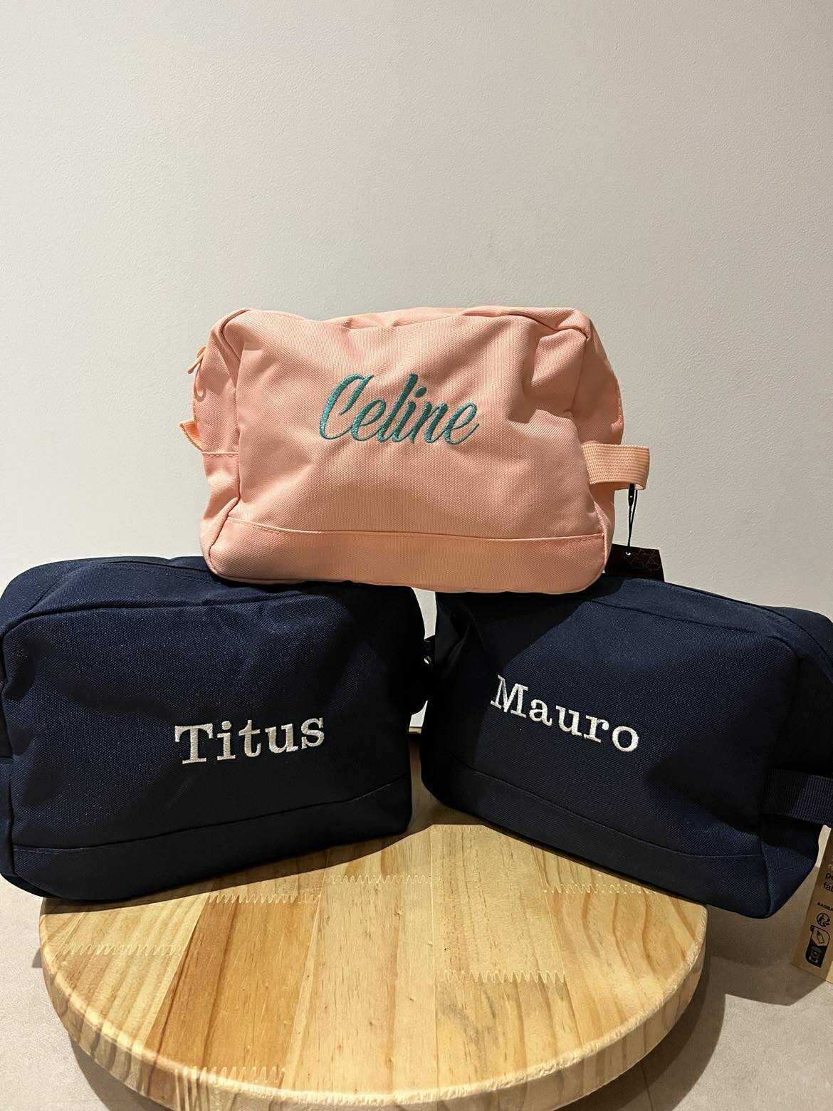 Gepersonaliseerde toilettas geborduurd met naam of lijntekening