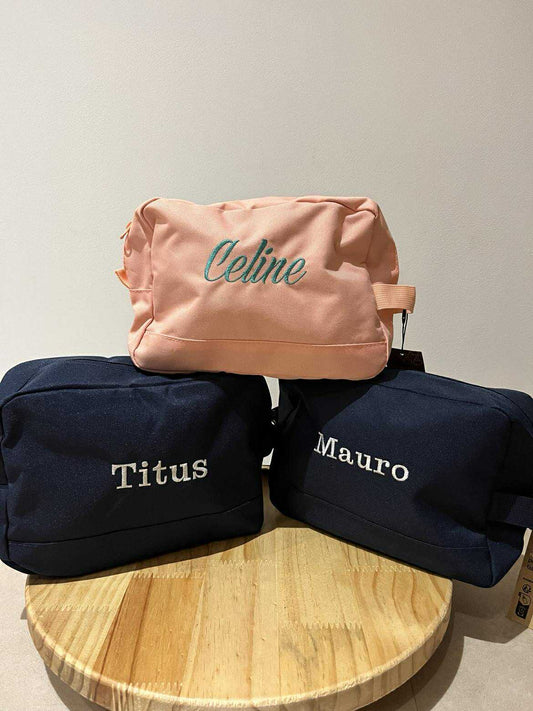 Gepersonaliseerde toilettas geborduurd met naam of lijntekening