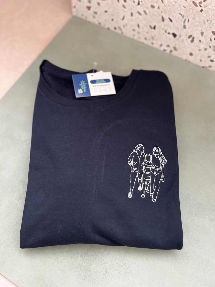 Gepersonaliseerd unisex T-shirt met borduurwerk op linker borst