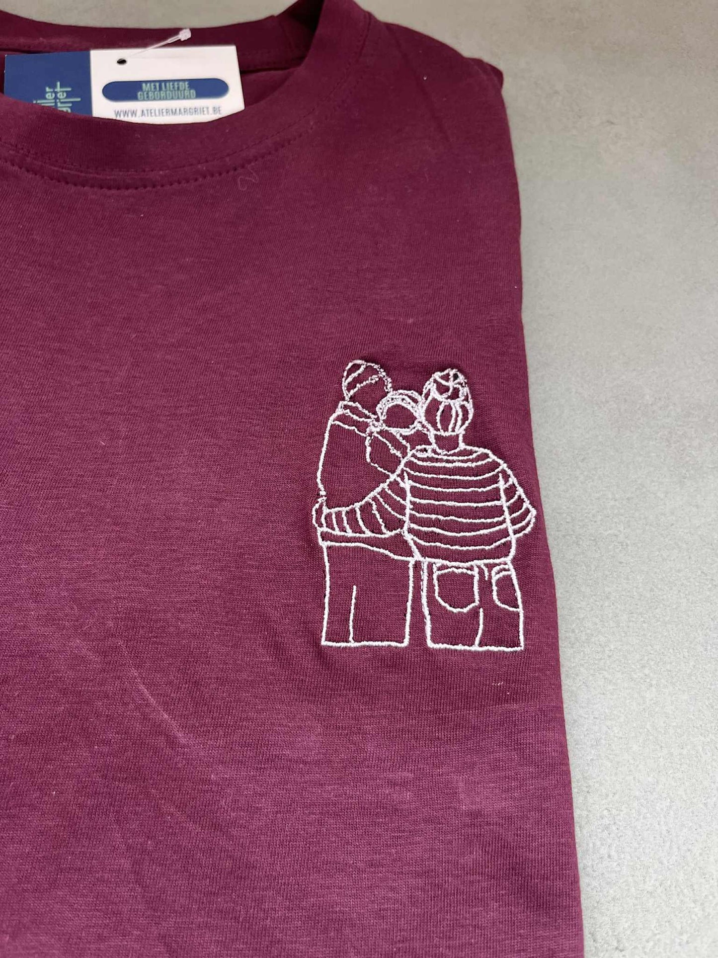 Gepersonaliseerd unisex T-shirt met borduurwerk op linker borst
