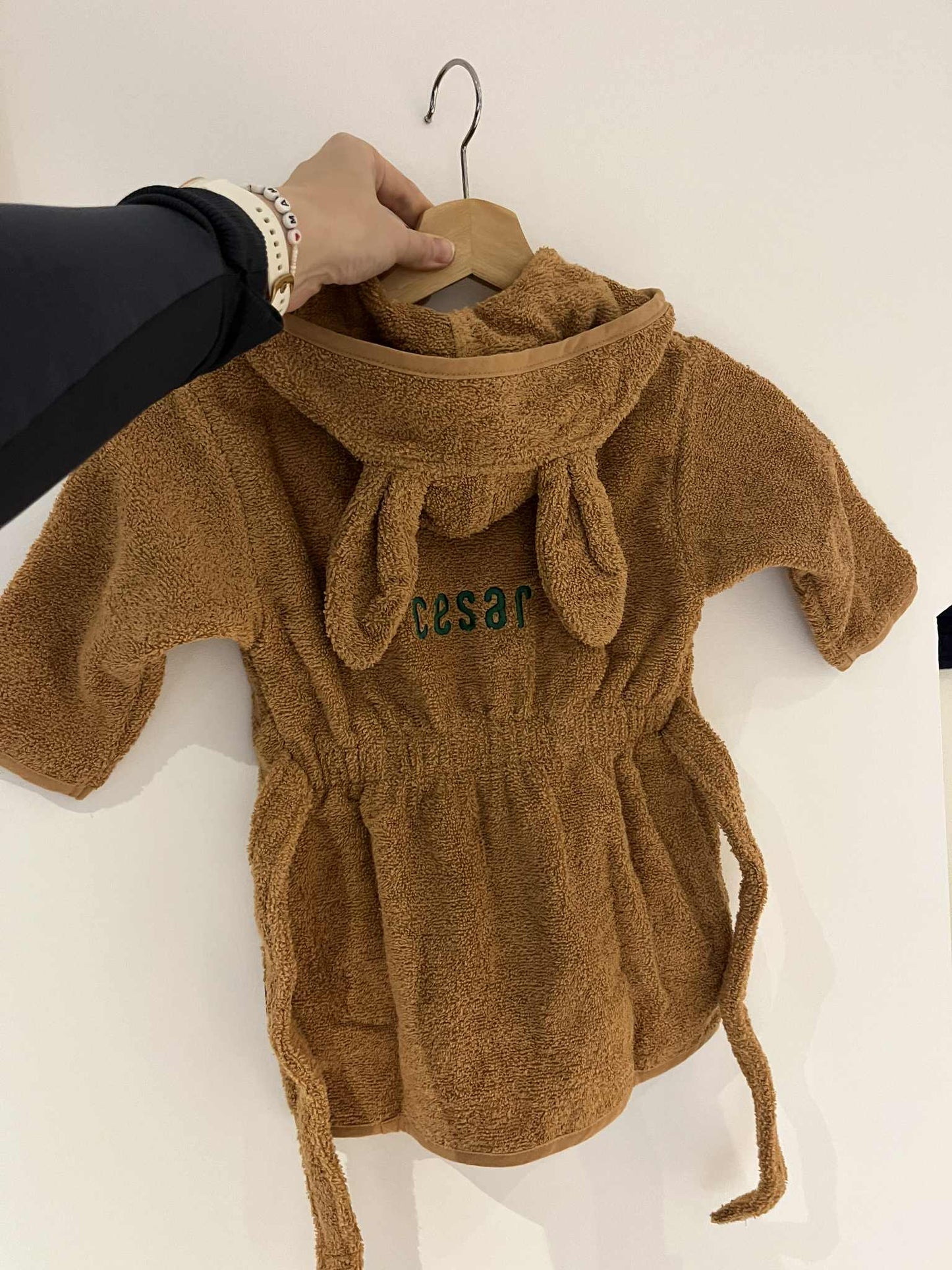 Gepersonaliseerde kinderbadjas met geborduurde naam.