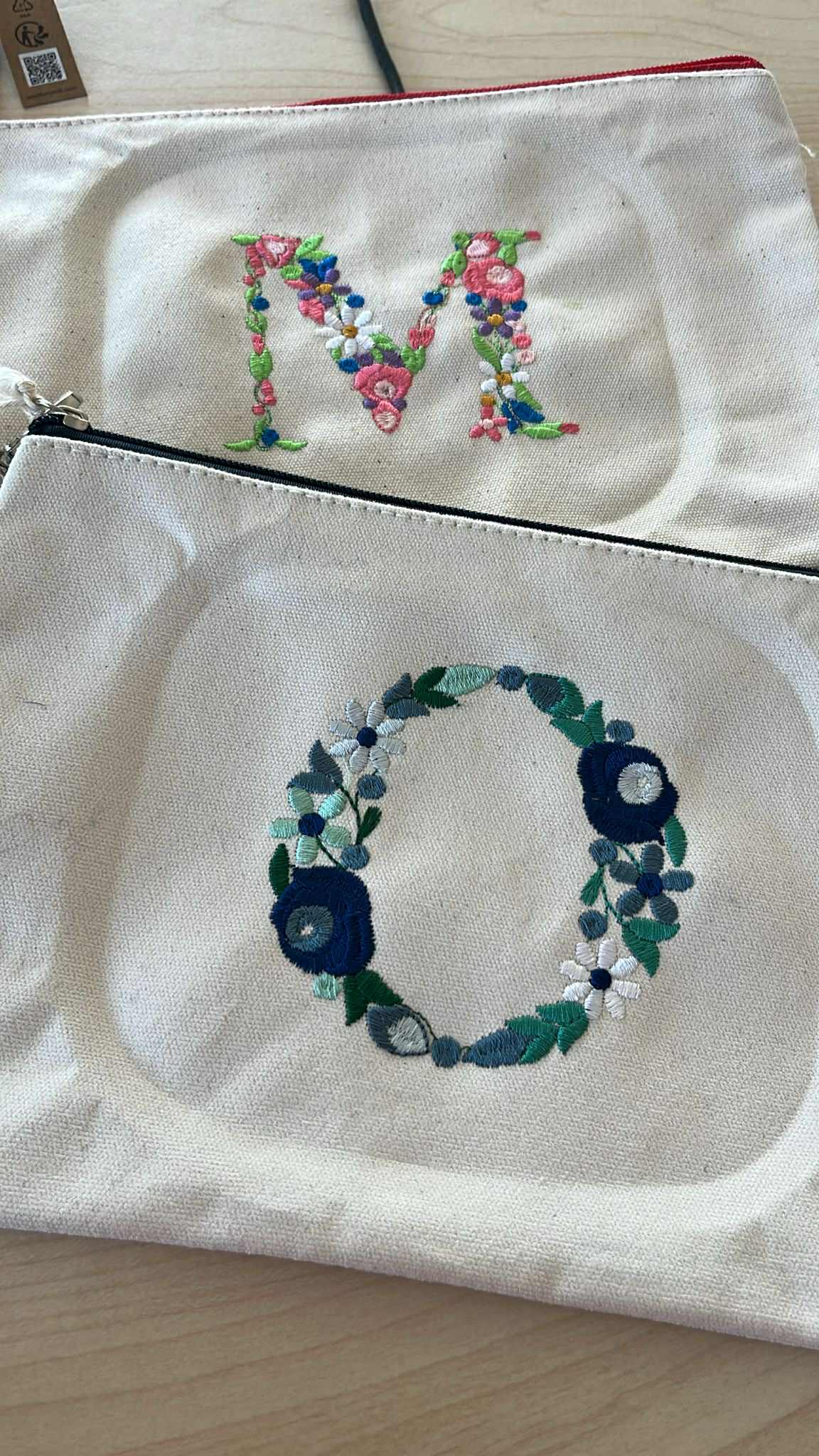 Geborduurde toilettas in Canvas – Jouw Bloemenletter