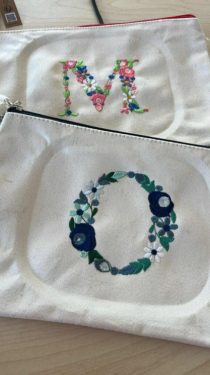 Geborduurde toilettas in Canvas – Jouw Bloemenletter