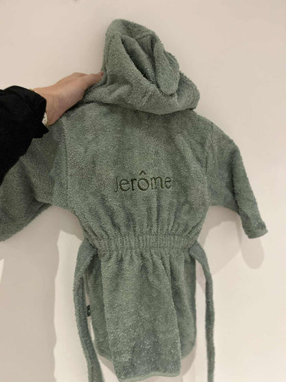 Gepersonaliseerde kinderbadjas met geborduurde naam.