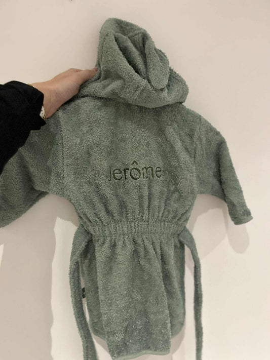 Gepersonaliseerde kinderbadjas met geborduurde naam.