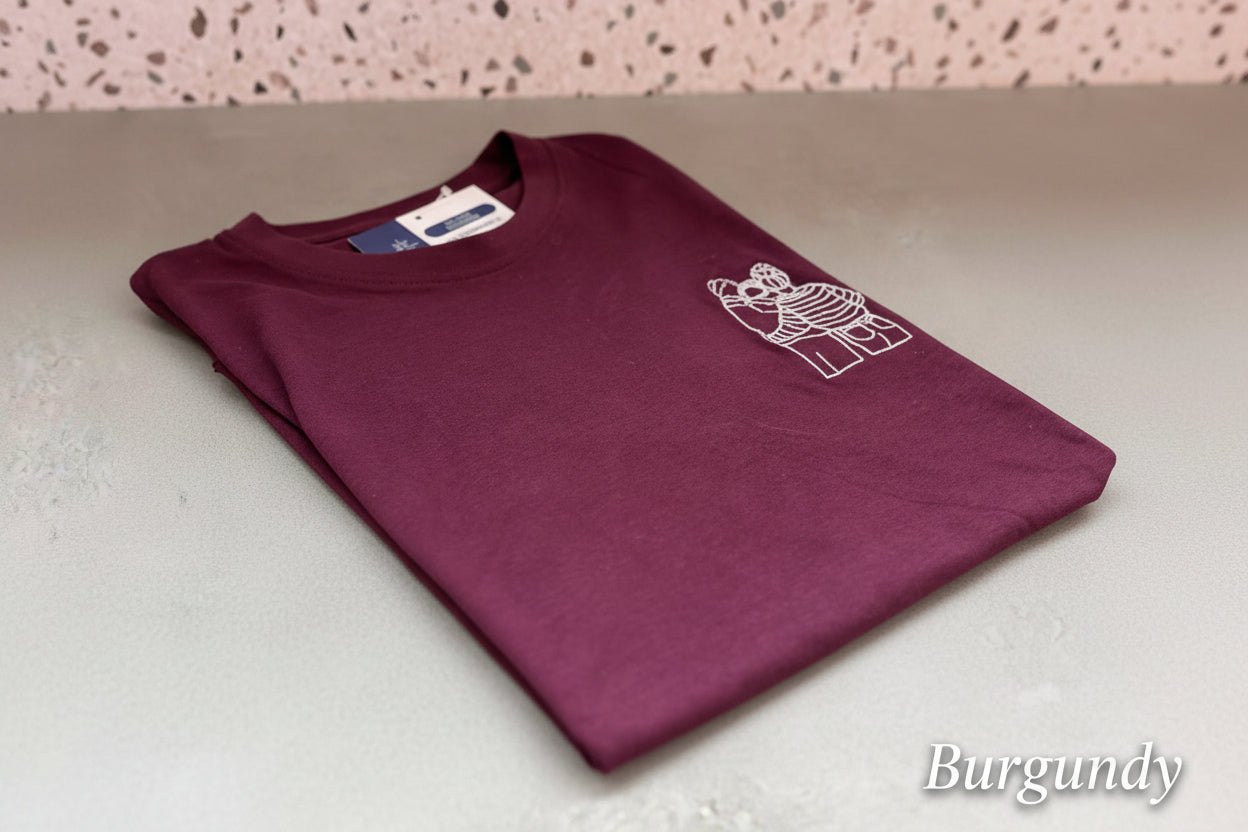 Gepersonaliseerd unisex T-shirt met borduurwerk op linker borst
