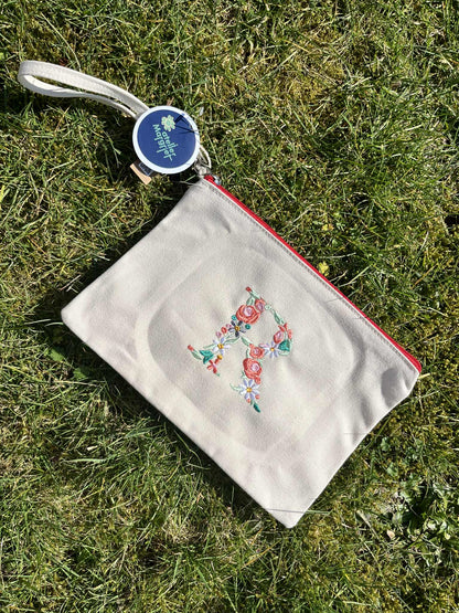 Geborduurde toilettas in Canvas – Jouw Bloemenletter