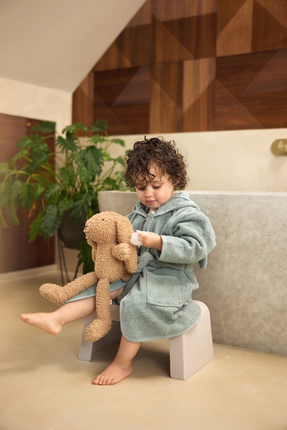 Gepersonaliseerde kinderbadjas met geborduurde naam.