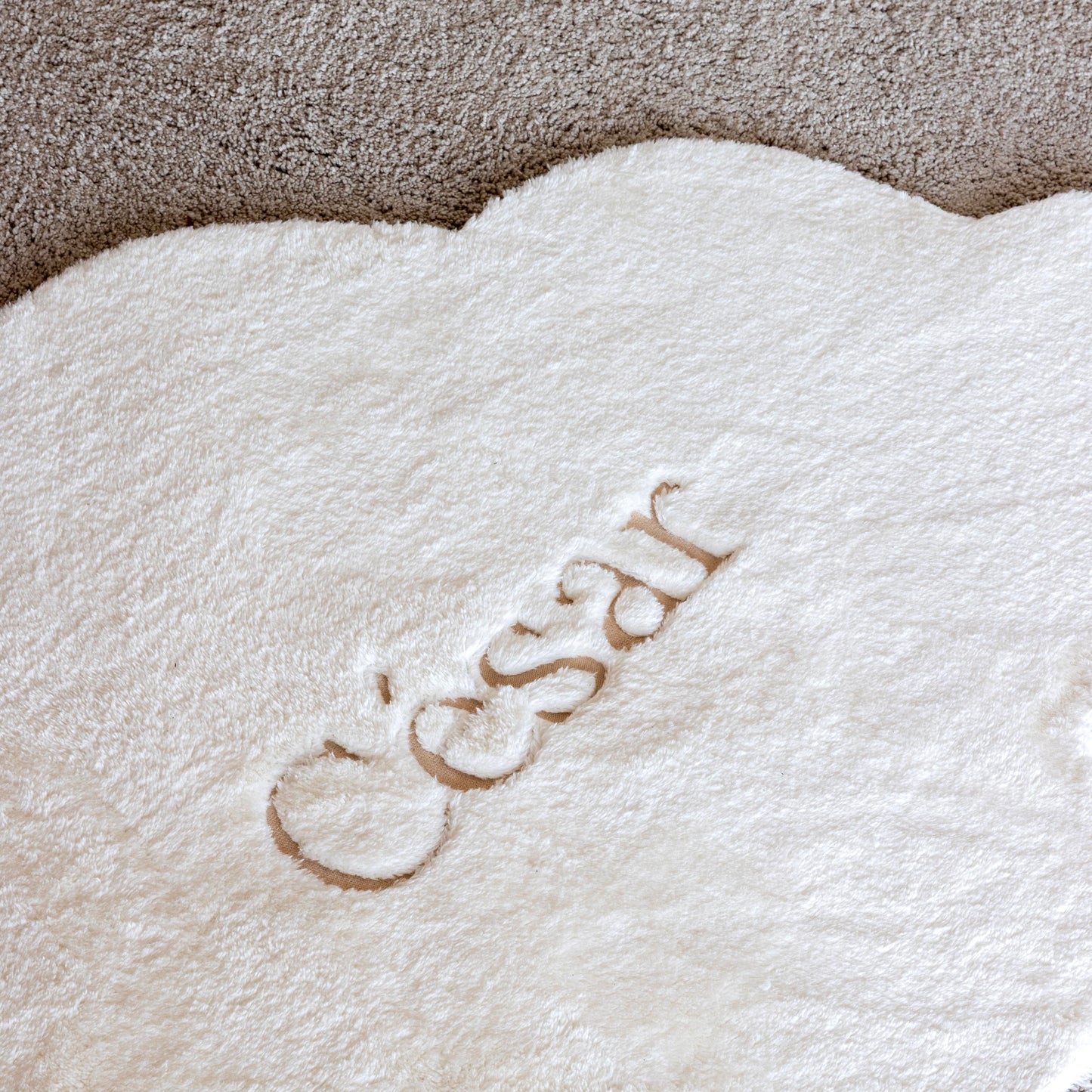 Gepersonaliseerd tapijt met naam geborduurd