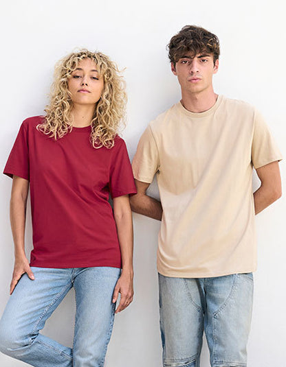 Gepersonaliseerd unisex T-shirt met borduurwerk op linker borst